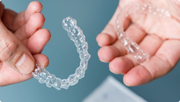 透明で目立たないマウスピース矯正